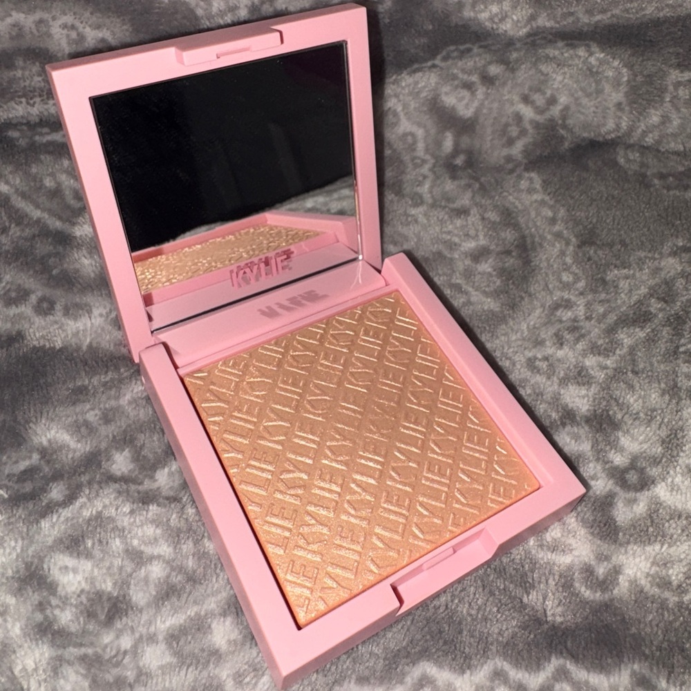 Kylie illuminating powder 070